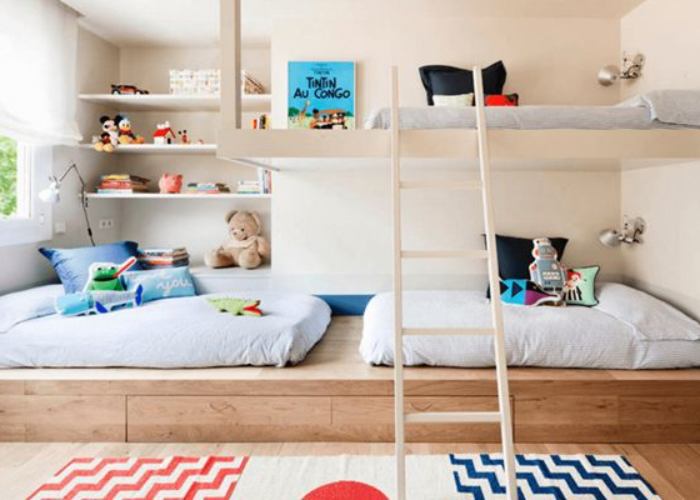 Thiết kế phòng ngủ tối giản với nội thất có màu gỗ tự nhiên phù hợp với cả bé trai lẫn bé gái. 