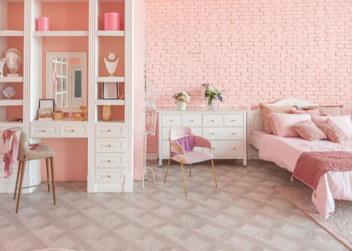 Tone hồng luôn làm gam màu được ưu tiên khi trang trí phòng ngủ theo phong cách “công chúa” cho bé gái  