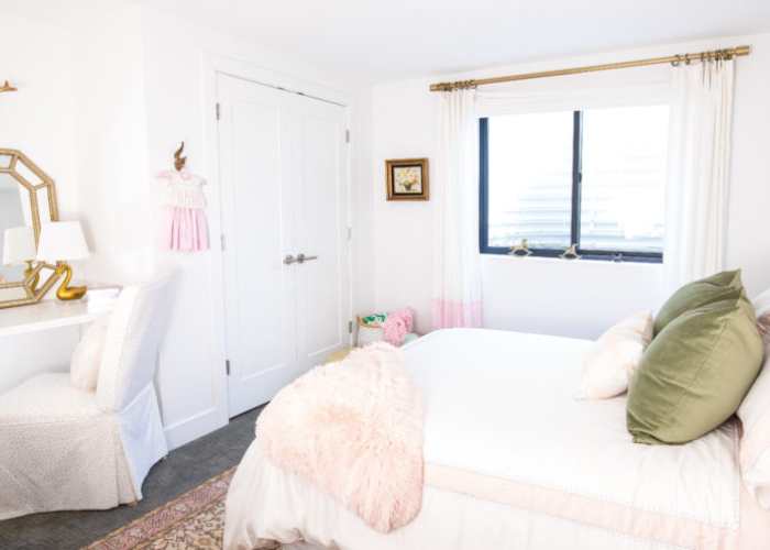Sử dụng gối kê đầu giường có họa tiết nhẹ nhàng để trang trí phòng ngủ bé gái hiện đại