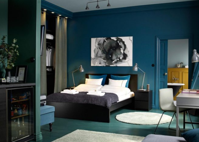 Mẫu 4: Trang trí phòng ngủ nam đẹp với gam xanh đậm chủ đạo. Kết hợp với tranh trang trí, thảm trải sàn và bàn ghế đơn giản cho không gian bớt phần đơn điệu. 