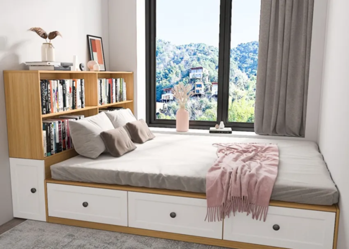 Giường ngủ được làm từ gỗ công nghiệp với màu vàng và màu trắng tích hợp với kệ sách đầu giường.
