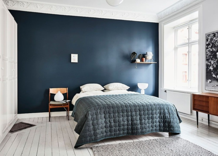 Phòng ngủ màu xanh navy phối trắng cho không gian phòng ngủ thêm nổi bật (Nguồn: Internet)