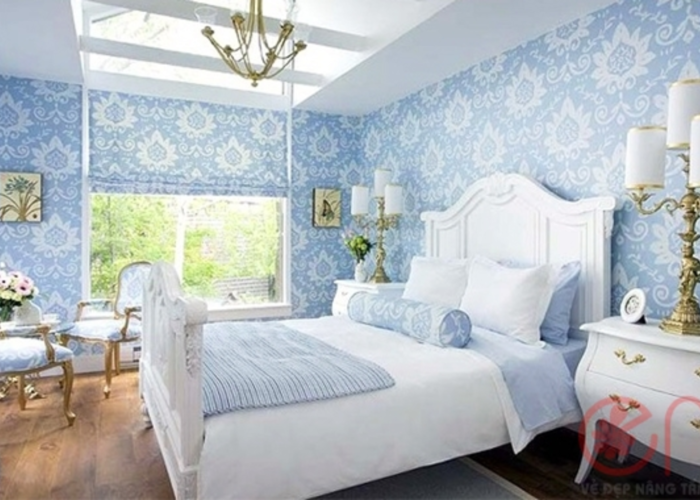 Phòng ngủ sử dụng giấy dán tường màu xanh dương với các họa tiết hoa văn độc đáo (Nguồn: Internet)