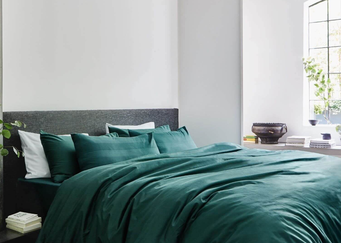 Mẫu 6: Trang trí phòng ngủ đơn giản với bộ ga giường màu xanh cổ vịt.