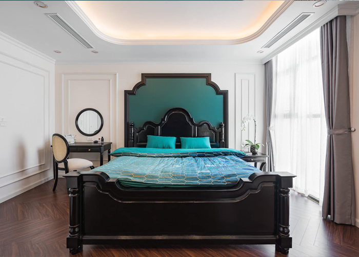 Mẫu 5: Thiết kế phòng ngủ với giường ngủ có kiểu đầu giường lạ mắt màu xanh cổ vịt cùng bộ ga giường cùng tone mang phong cách cổ điển để tạo điểm nhấn cho căn phòng. 