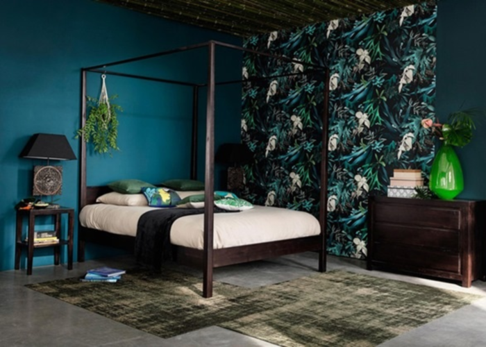 Mẫu 2: Sử dụng sơn tường hoặc dán các loại giấy dán tường đồng màu để làm cho không gian phòng ngủ xanh cổ vịt thêm nét đẹp sinh động. 
