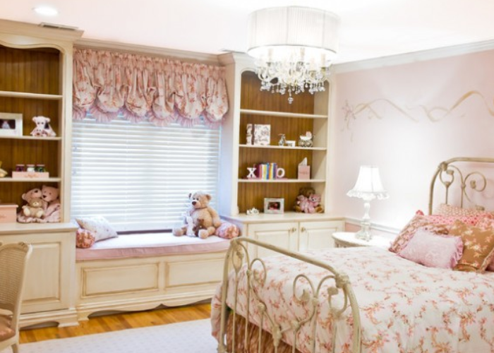 Phòng ngủ tân cổ điển cho bé gái với những món đồ nội thất có hoạt tiết nhỏ làm cho căn phòng trở nên đáng yêu hơn.