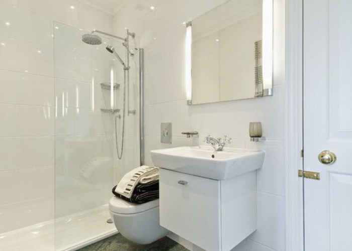 Phòng tắm 3m2 với tone trắng chủ đạo tạo sự thanh lịch