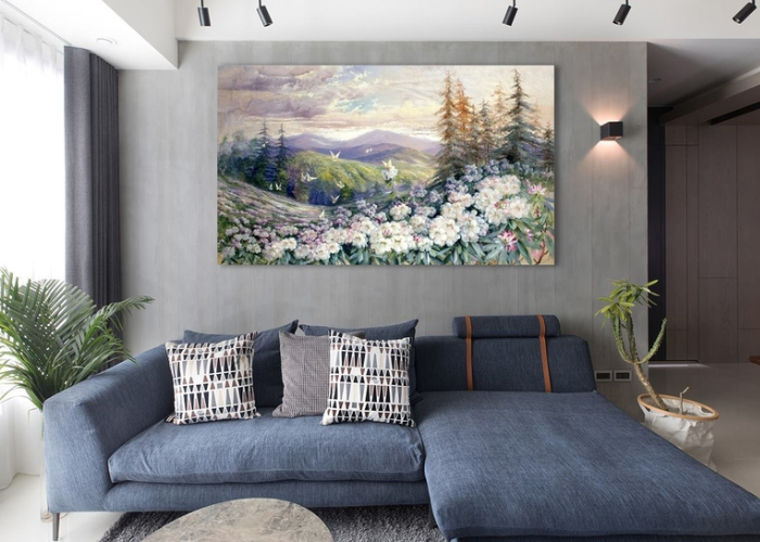 Một bức tranh treo phòng khách phù hợp nên chiếm khoảng 60-70% khoảng trống của tường để không khiến không gian trở nên ngột ngạt