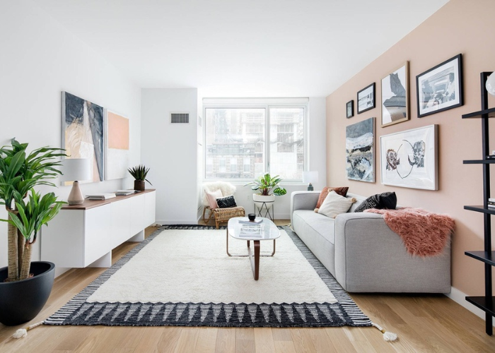 Không gian phòng khách nên được tối giản trong việc lựa chọn nội thất và ưu tiên nội thất cùng màu với tường