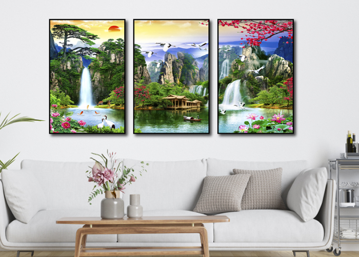3 bức tranh sơn thuỷ khác nhau với màu xanh lá chủ đạo, được sắp xếp một cách hợp lý rất thích hợp làm tranh treo phòng khách cho người mệnh Kim
