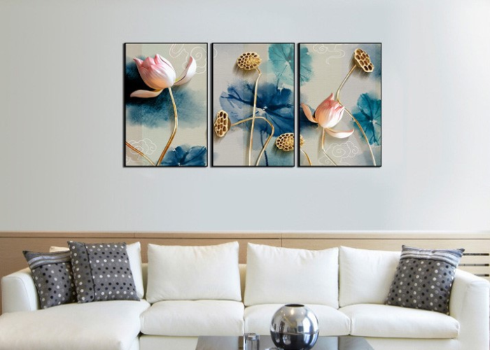 Bộ 3 mẫu tranh treo phòng khách hình hoa sen được sắp xếp một cách hợp lý. Có kích thước bằng nhau và khoảng cách các bức tranh cũng đều nhau