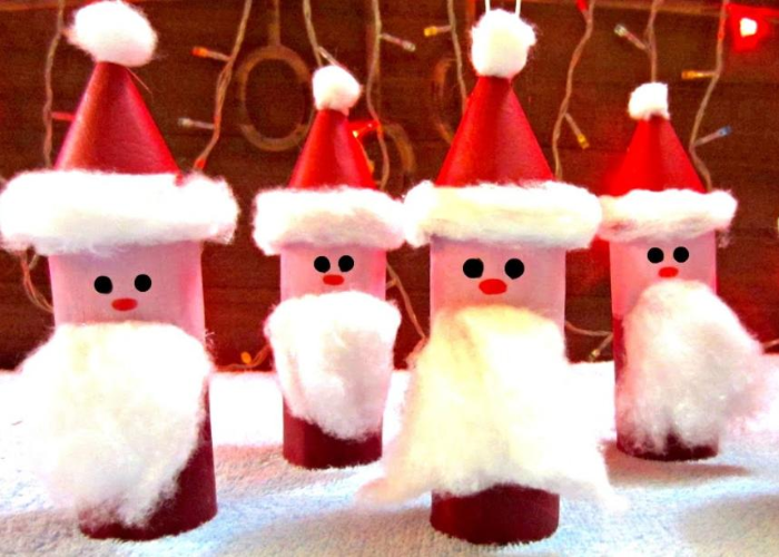 Những ông già Noel được làm từ giấy màu đỏ và màu trắng đặc trưng, kết hợp cùng với bông gòn để làm nón cũng như bộ râu sẽ giúp cho bàn làm việc của bạn có thêm điểm nhấn