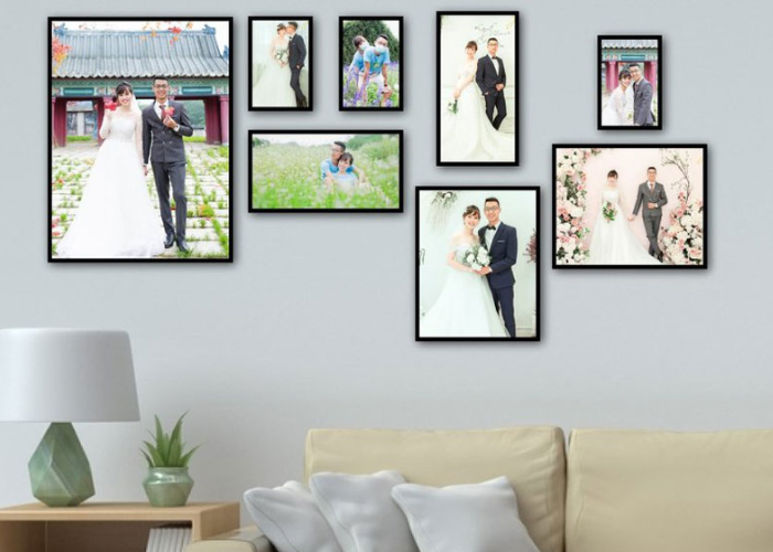Bạn có thể trang trí tường phòng khách bằng ảnh cưới, ảnh đi chơi của gia đình
