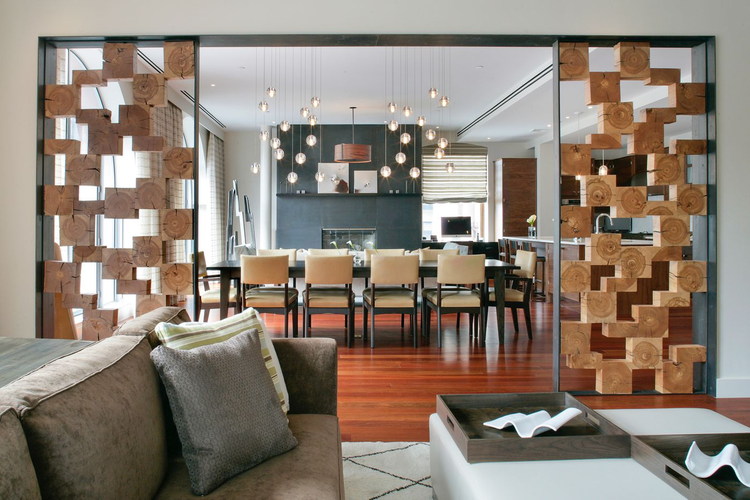 Mẫu 6: Ý tưởng độc đáo từ các khối gỗ đa dạng kiểu dáng để trang trí cho vách ngăn phòng khách và bếp.