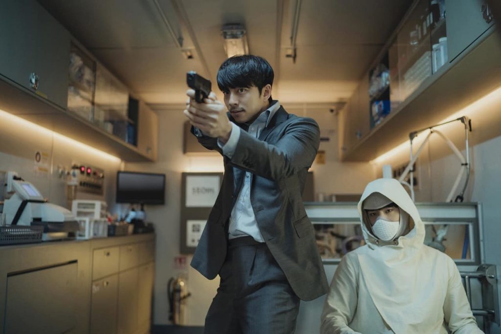 Gong Yoo (trái) và Park Bo Gum trong phim Người nhân bản
