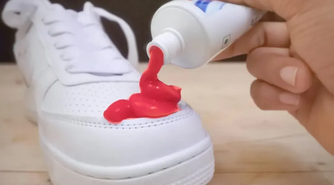 Giặt giày bằng kem đánh răng