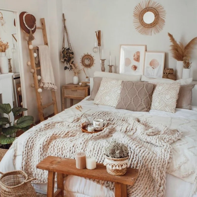 Ý tưởng phòng ngủ Boho bằng cách sử dụng thảm khu vực có hoa văn, ném chăn hoặc gối
