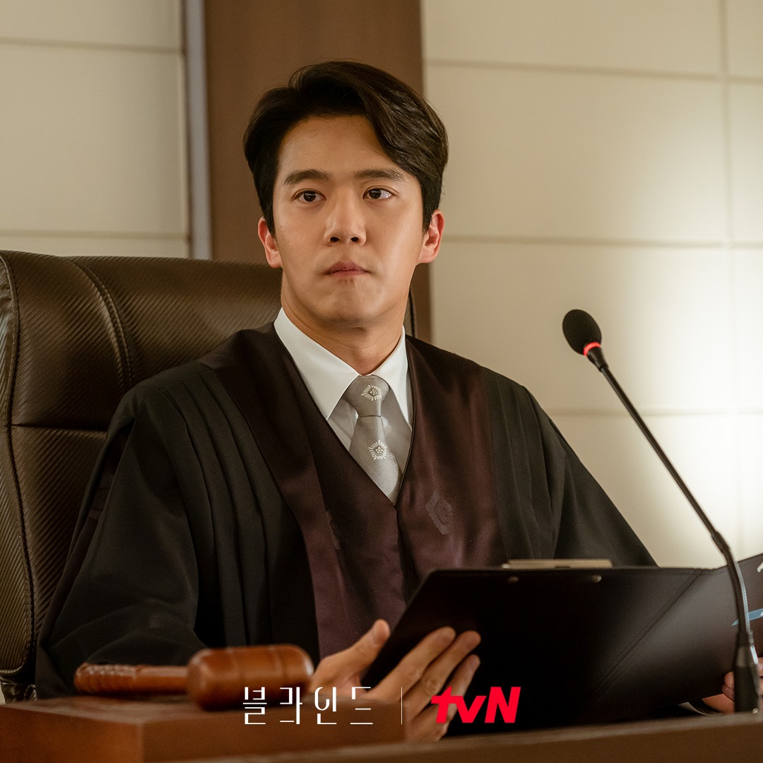 Hình ảnh thẩm phán Ryu Sung-hoon trong phim Công Lý Mù