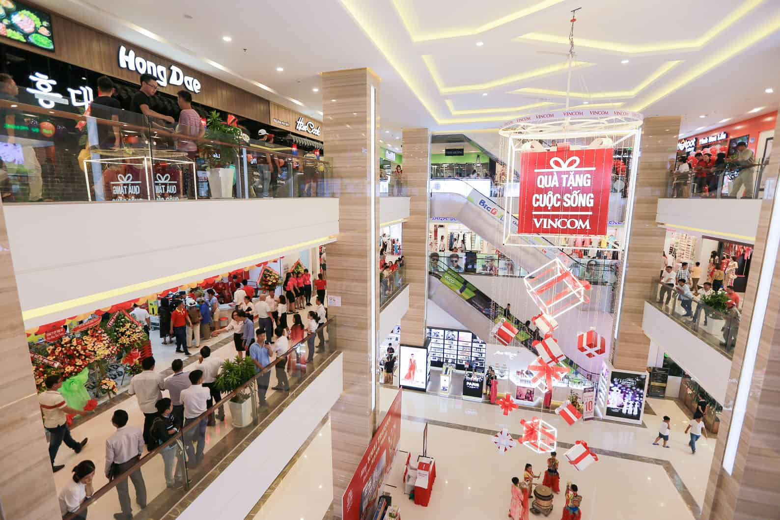 Khu vực mua sắm và ăn uống bên trong Vincom Mega Mall Royal City