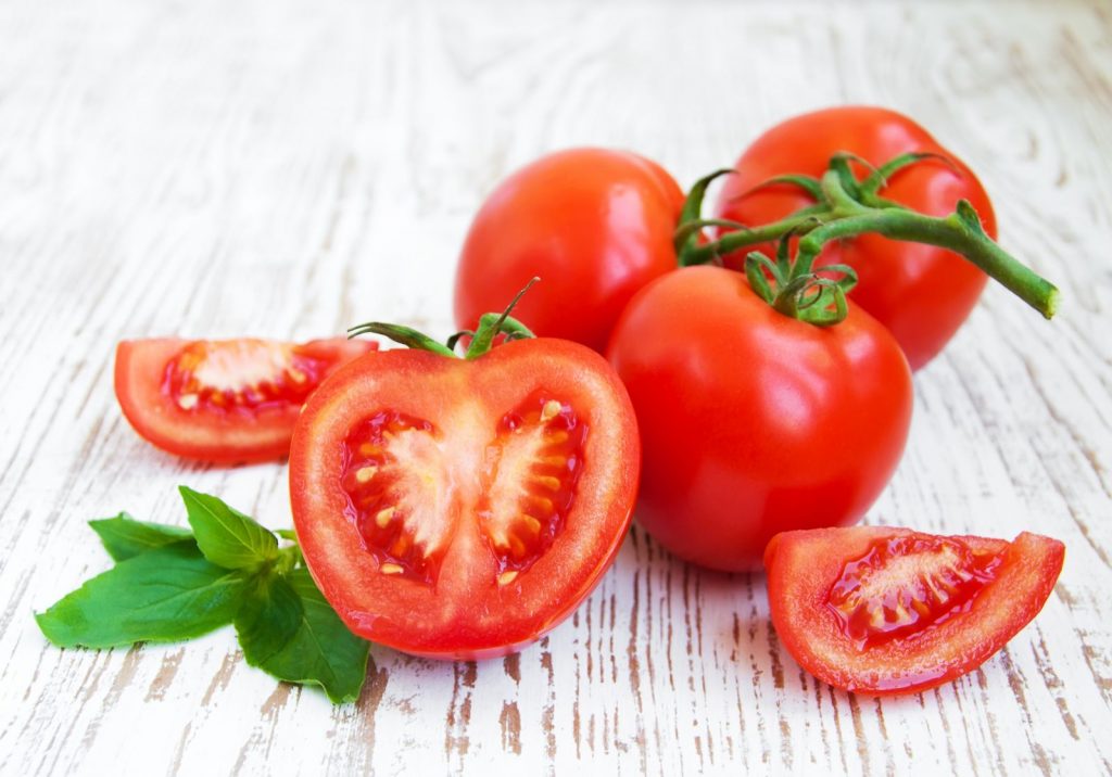 cách trị thâm mắt bằng cà chua
