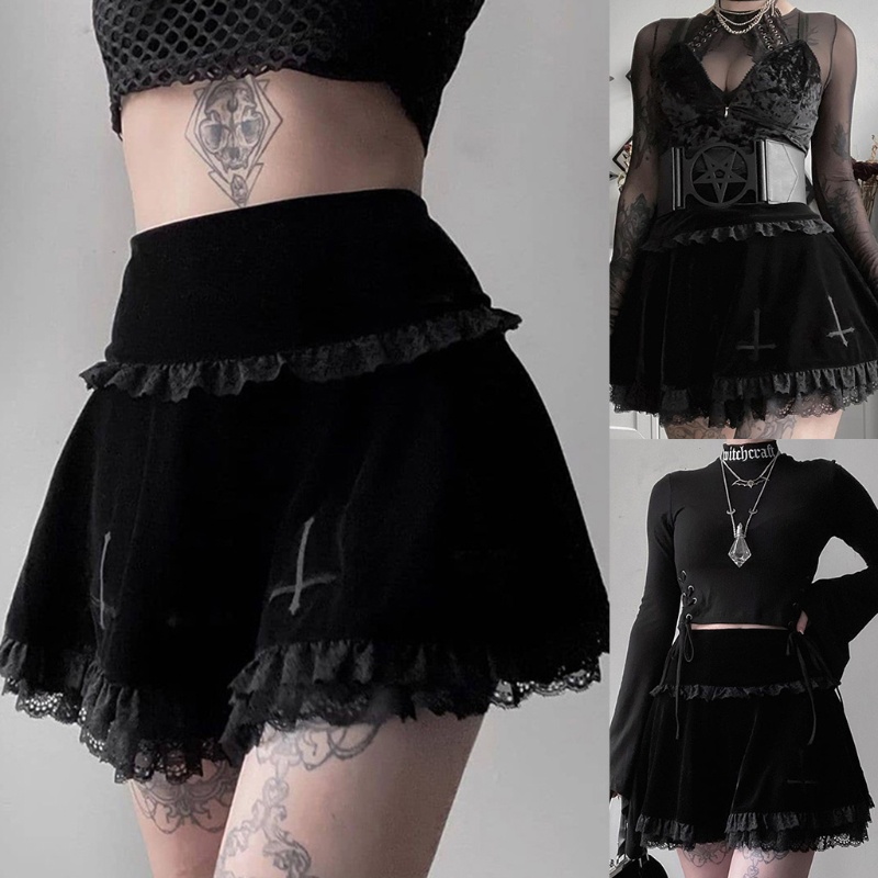 Phối đồ theo phong cách Gothic với chân váy ren đen 