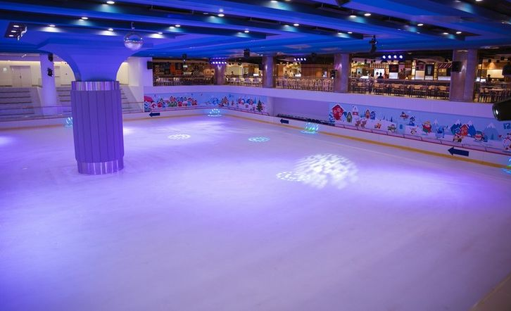 Hệ thống ánh sáng, làm lạnh hiện đại và khán đài mở giúp mang đến trải nghiệm trượt băng chân thật nhất