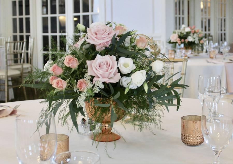 Một số mẫu cắm hoa hồng để bàn ngày cưới khác