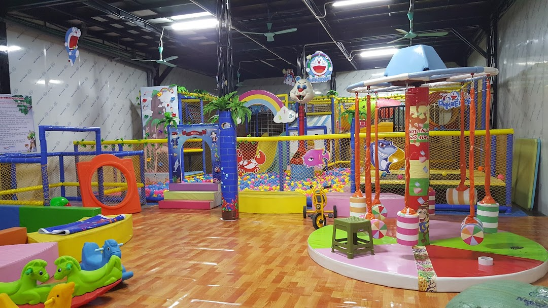 Nhà banh siêu rộng với cầu trượt đủ màu sắc cùng nhiều trò chơi hấp dẫn khác tại Doraemon luôn khiến khiến nhiều em nhỏ yêu thích 