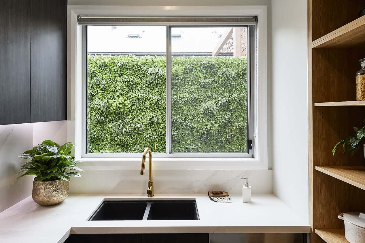 Mẫu cửa sổ nhôm kính trượt 2 cánh phòng bếp