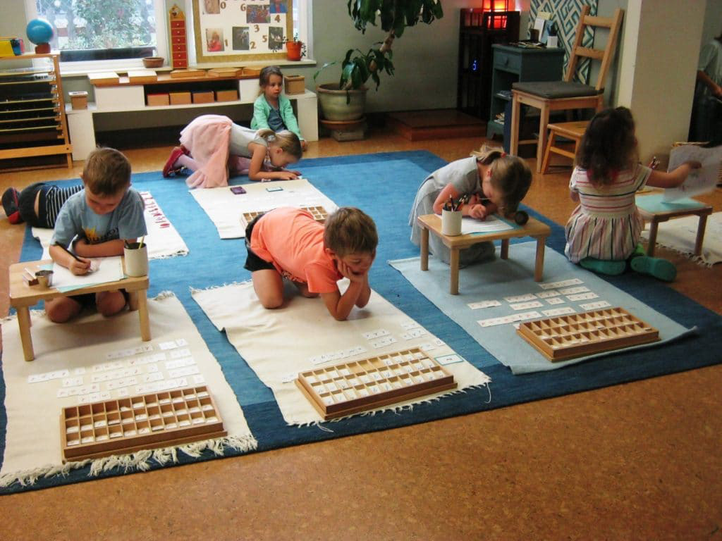 Dạy theo phương pháp montessori cho trẻ 6 – 12 tuổi hiệu quả