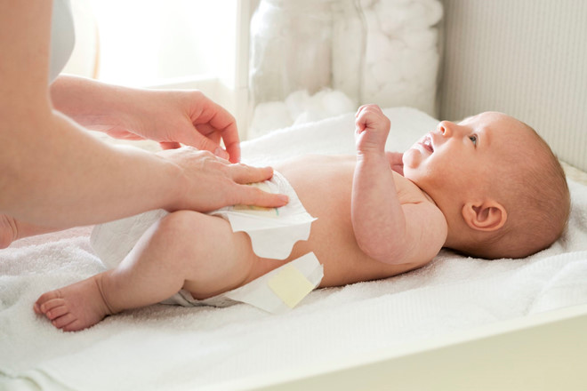 Trẻ mới sinh thường sử dụng tã dán size Newborn (dưới 5kg)