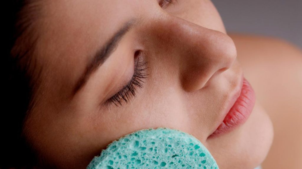 Làm sạch da mặt ngừa mụn ẩn (Nguồn: Internet)