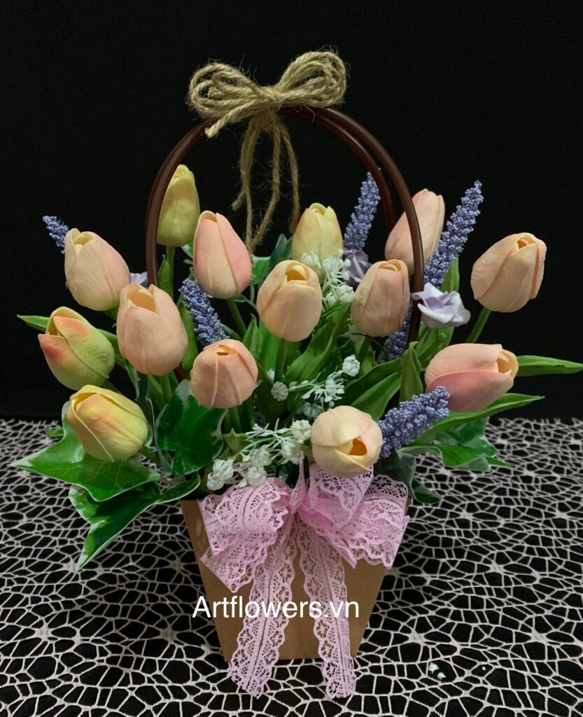 Những giỏ hoa tulip xinh