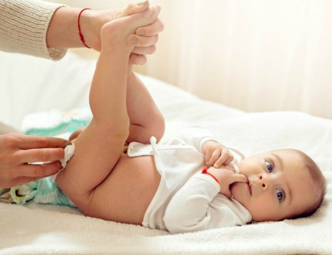 Miếng lót trẻ sơ sinh Huggies được thiết kế rất dễ sử dụng cho cả mẹ và bé