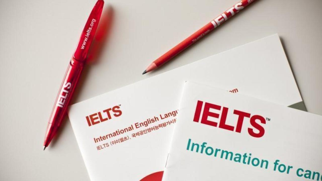 Bằng IELTS tiếng Anh là gì? Những lợi thế khi sở hữu chứng chỉ IELTS bao gồm du học, miễn thi THPT môn tiếng Anh, được tăng lương và thăng chức trong công việc. 