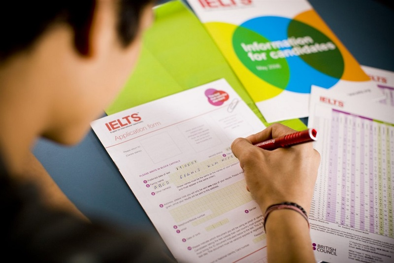 Hồ sơ đăng ký thi IELTS gồm: Chứng minh nhân dân, Căn cước công dân, Hộ chiếu (bắt buộc với thí sinh người nước ngoài).