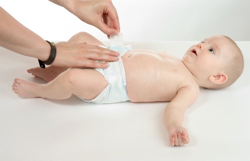 Theo khuyến cáo của chuyên gia, mẹ nên thay tã cho bé 4 tiếng / lần kể cả tã vẫn còn sạch để giữ vệ sinh cho bé