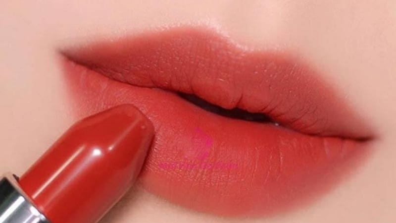 đánh son và khoá lớp make up