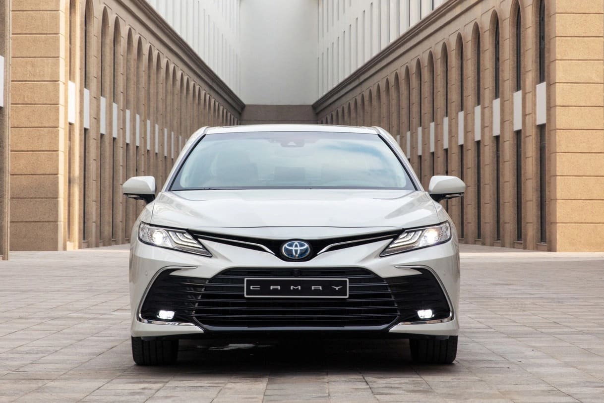 Review mẫu xe thanh lịch Toyota Camry hybrid 2022