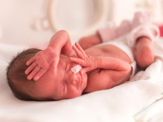 Trẻ sinh thiếu tháng, sinh non thường có cân nặng dưới 3kg và kích thước cơ thể nhỏ
