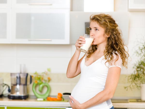 Có nên uống sữa bò hay sữa hạt khi mang bầu không?