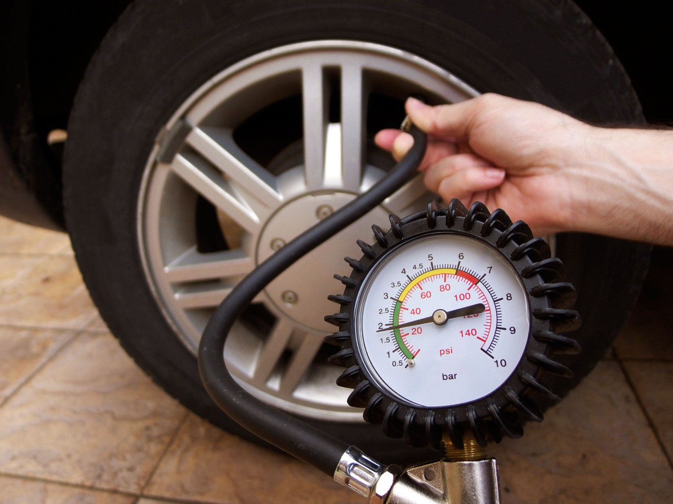 Tại sao bạn nên kiểm tra và bảo dưỡng áp suất lốp xe ô tô thường xuyên?