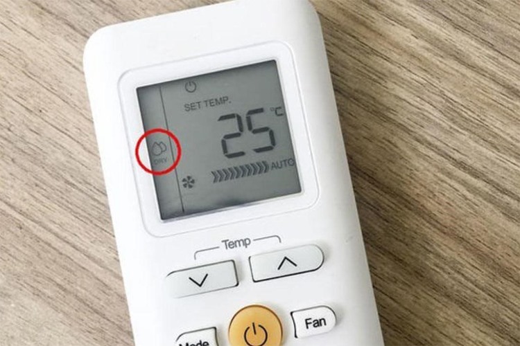 Chế độ hút ẩm điều hòa Panasonic hiển thị trên màn hình điều khiển