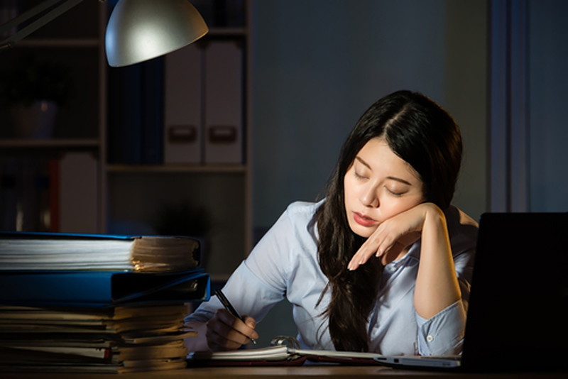 Thức khuya ảnh hưởng đến chu kỳ kinh nguyệt của chị em phụ nữ như thế nào?