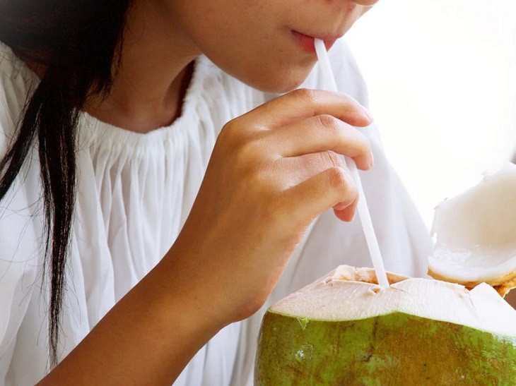 Uống nước dừa để kinh nguyệt ra nhiều có đúng không? Những công dụng tuyệt vời của nước dừa đối với bạn nữ.