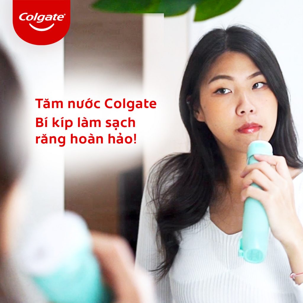 Sử dụng tăm nước Colgate để loại bỏ thức ăn thừa là cách bảo vệ răng miệng hiệu quả.