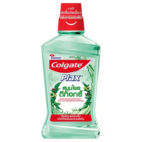 Sử dụng nước súc miệng Colgate Plax Herbal Detox cho hơi thở thơm mát.