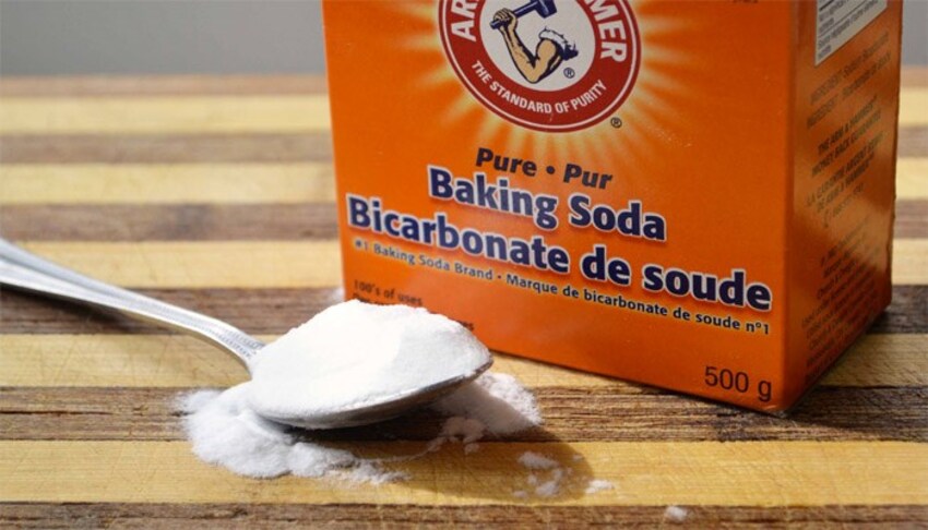 Dùng bột baking soda để làm trắng răng.