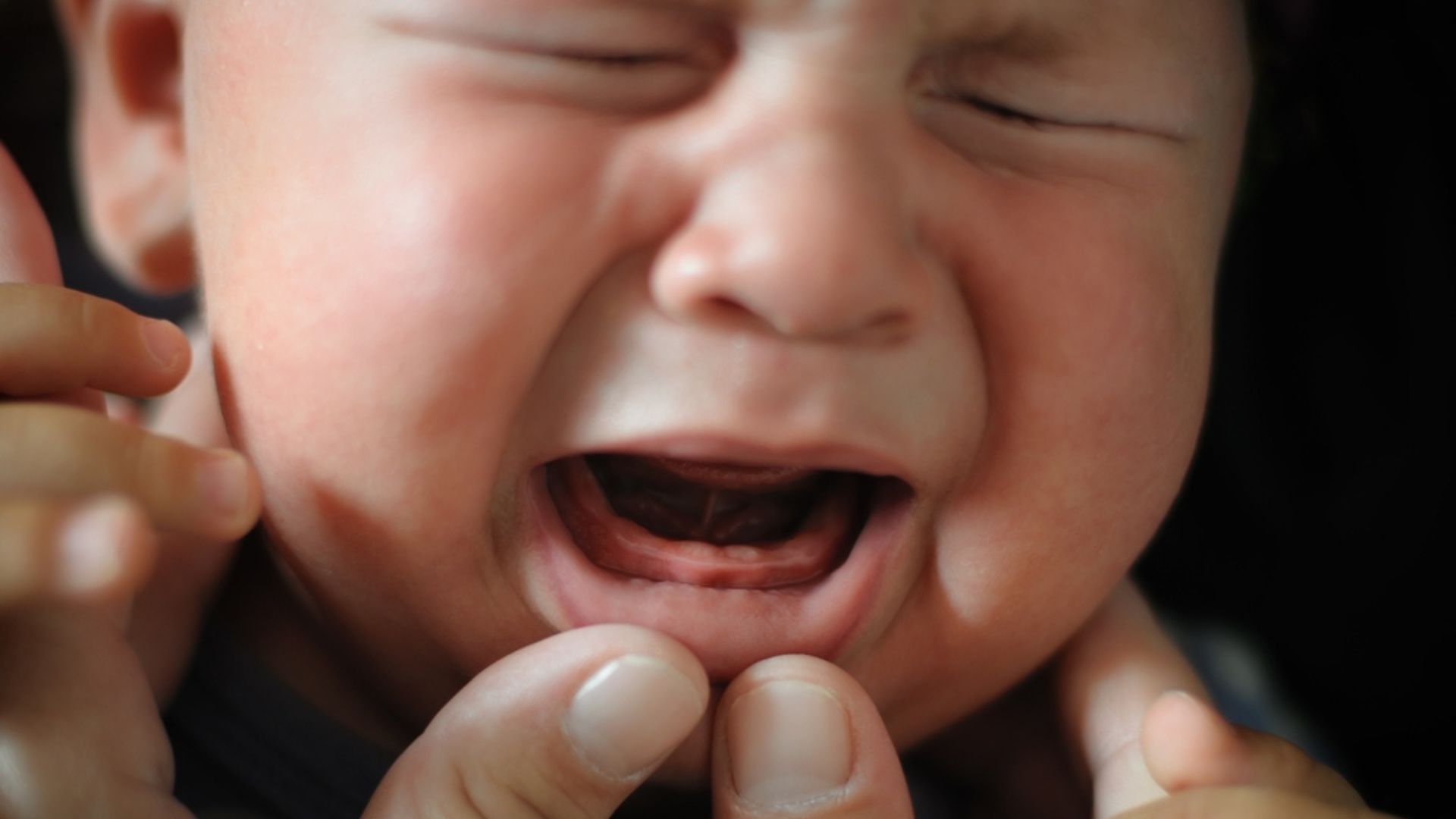 Dấu hiệu giúp mẹ nhận biết bé mọc răng và cách chăm sóc